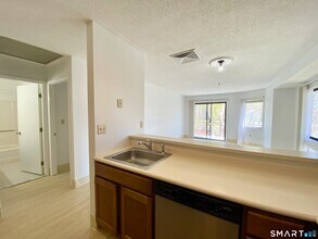 1204 Whitney Ave in Hamden, CT - Foto de edificio - Building Photo