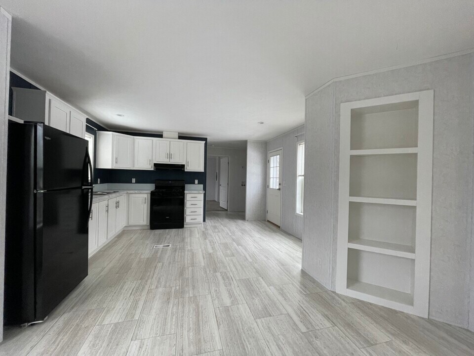 24 Suzanne Way in Willseyville, NY - Foto de edificio