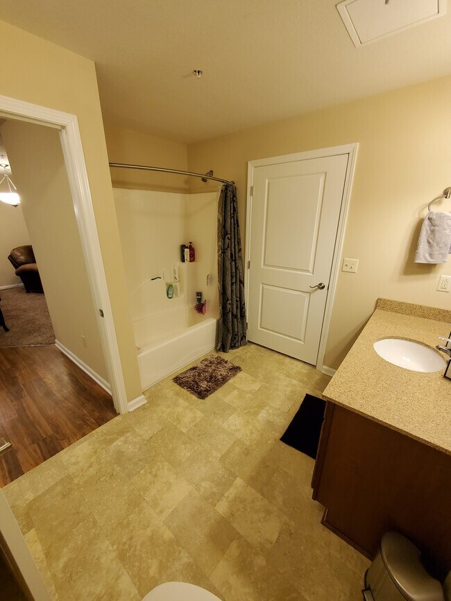 4427 Hammocks Dr in Erie, PA - Foto de edificio - Building Photo