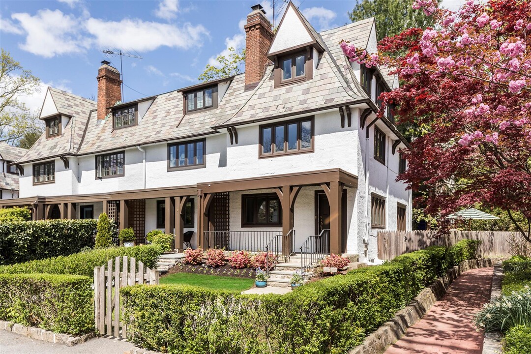 1 Bolton Gardens in Bronxville, NY - Building Photo