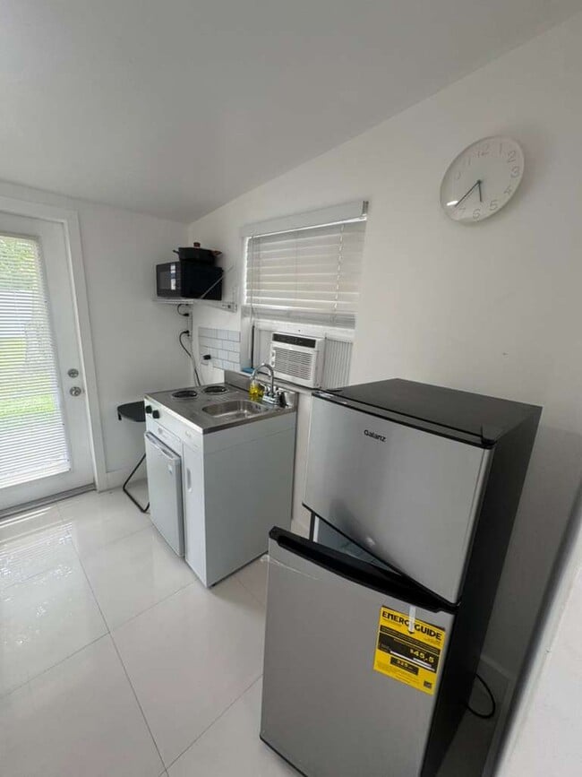 6242 SW 24th St in Miramar, FL - Foto de edificio - Building Photo