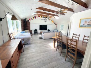 25 Theroux Dr in East Falmouth, MA - Foto de edificio - Building Photo