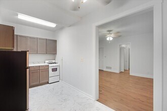 3727 N Pine Grove Ave, Unit 203 in Chicago, IL - Building Photo - Building Photo