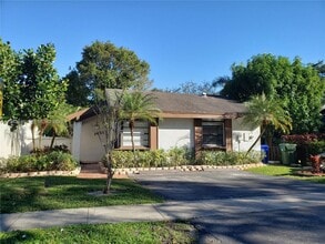 1451 W Sandpiper Cir in Pembroke Pines, FL - Building Photo - Building Photo