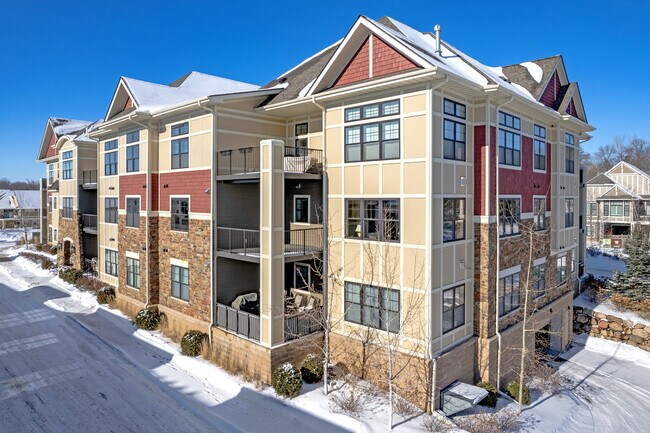15420 Oakcroft Pl in Wayzata, MN - Foto de edificio - Building Photo