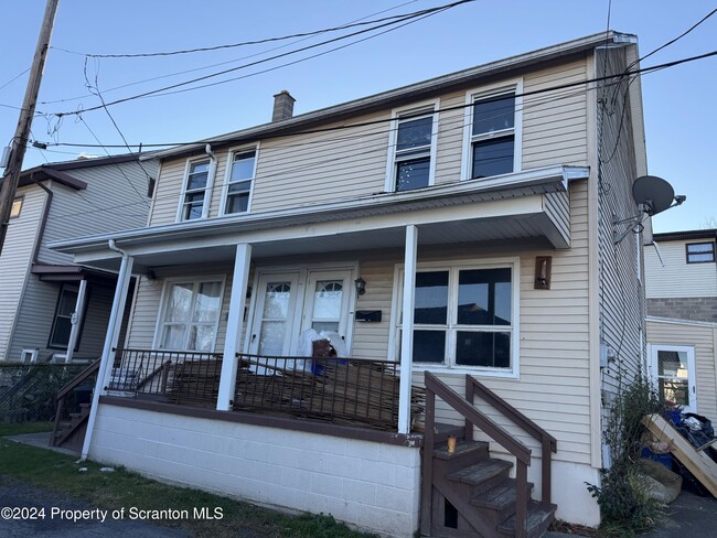 12 W Church St in Nanticoke, PA - Foto de edificio - Building Photo