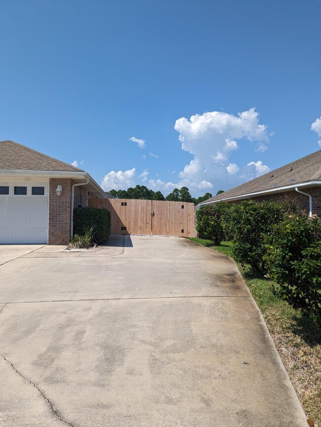 9903 Parker Lake Cir in Navarre, FL - Building Photo - Building Photo