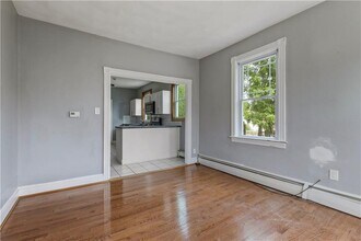 11 Roosevelt St in North Providence, RI - Foto de edificio - Building Photo