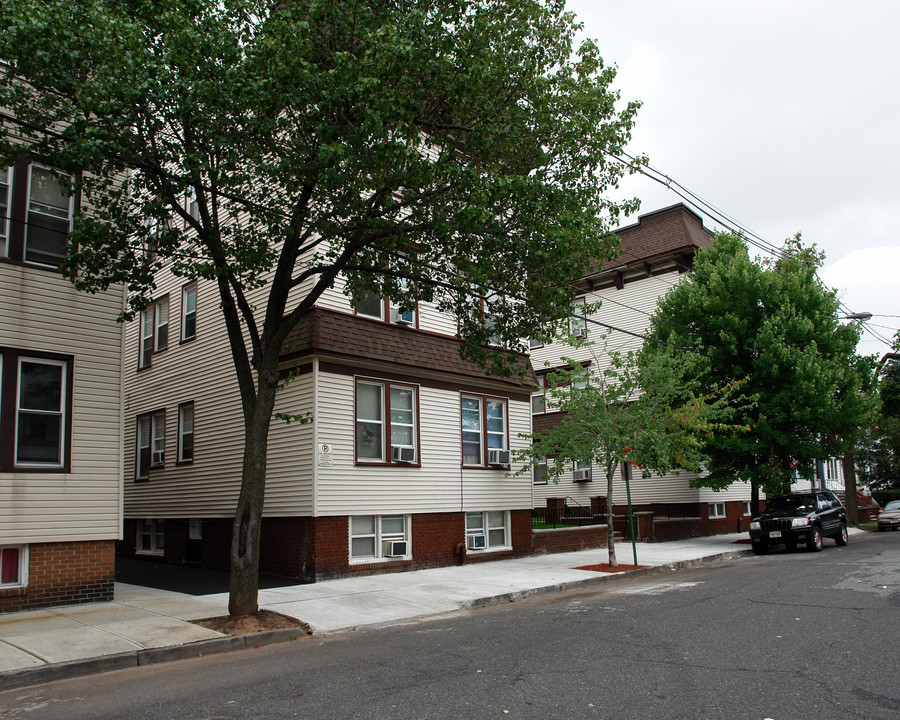 335 Elm St in Kearny, NJ - Building Photo