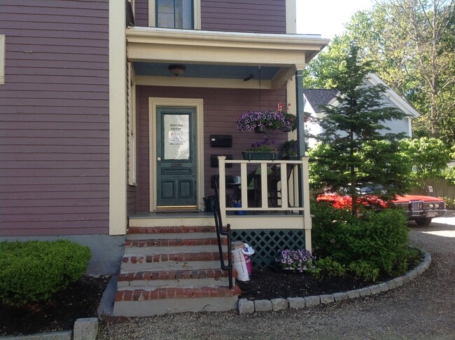 87 Central St, Unit Second Floor #2 in Ipswich, MA - Foto de edificio - Building Photo