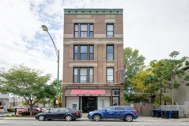2418 N Clybourn Ave
