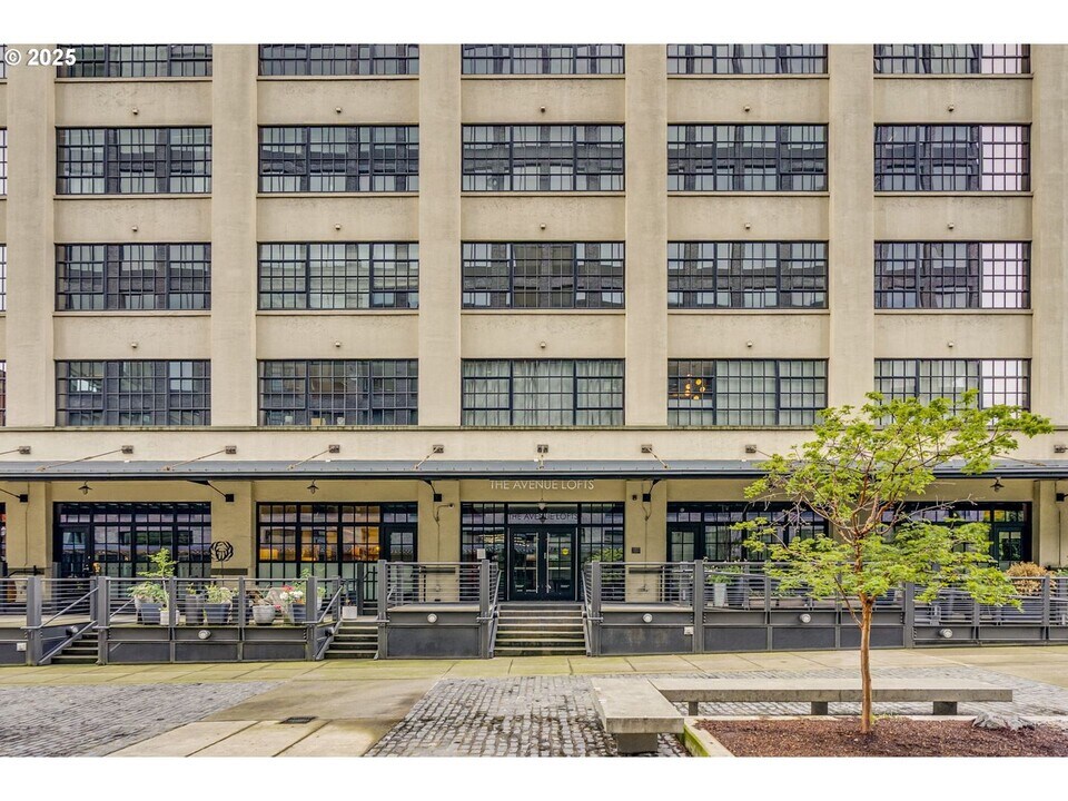 1400 NW Irving St in Portland, OR - Building Photo