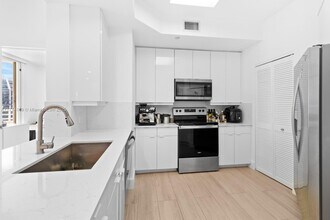 888 Brickell Key Dr, Unit 1209 in Miami, FL - Building Photo - Building Photo