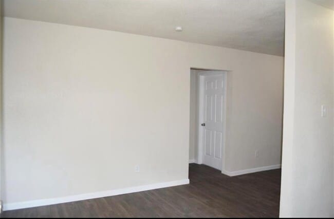 7913 Woodlyn Rd in Houston, TX - Foto de edificio - Building Photo