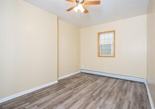 13 E 52nd St in Bayonne, NJ - Foto de edificio - Building Photo