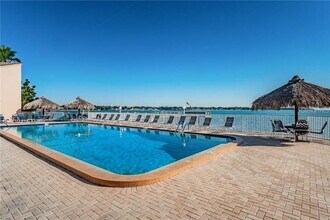 7430 Sunshine Skyway Ln S in St. Petersburg, FL - Building Photo - Building Photo
