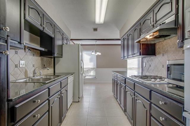 3719 Crestpark Dr in Farmers Branch, TX - Building Photo