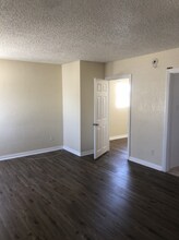 736 W Century Blvd, Unit 736 in Los Angeles, CA - Building Photo - Building Photo