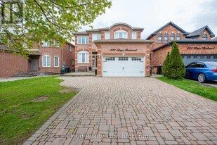 899 Boyer Blvd in Mississauga, ON - Building Photo