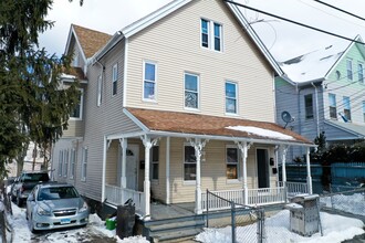 143 Locust St in Waterbury, CT - Foto de edificio - Building Photo