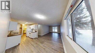 10028-10105 105 Ave in Grande Prairie, AB - Building Photo - Building Photo