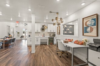 Paddock on Park Row in Arlington, TX - Foto de edificio - Interior Photo