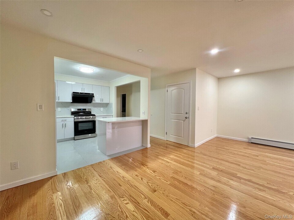 43-22 213th St in Queens, NY - Foto de edificio