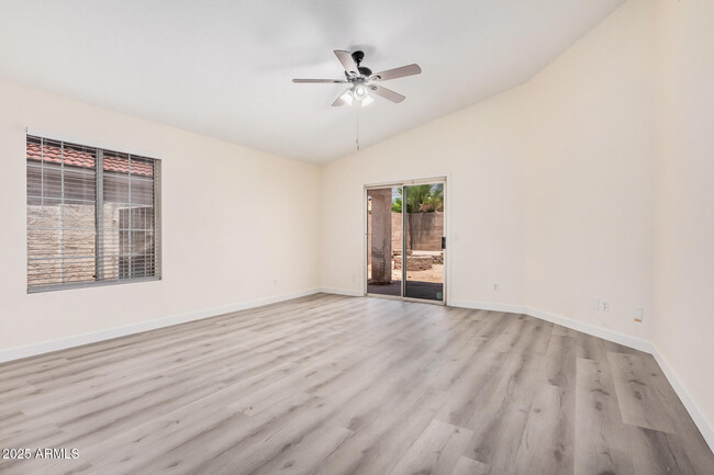 7834 W McRae Way in Glendale, AZ - Building Photo - Building Photo