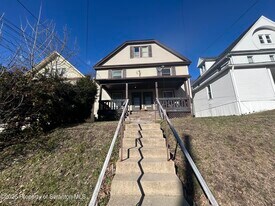 945 Woodlawn St in Scranton, PA - Building Photo
