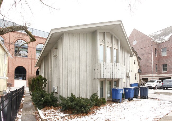 1302 S Main St in Ann Arbor, MI - Foto de edificio - Building Photo