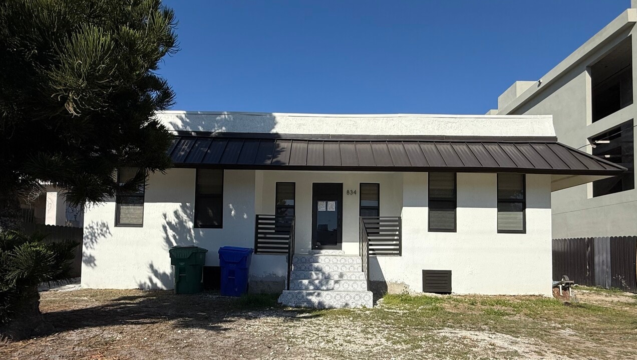 834 SW 12th Ct in Miami, FL - Building Photo