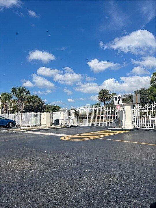 6548 Racquet Club Dr in Lauderhill, FL - Building Photo