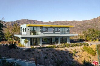 27349 Old Chimney Rd in Malibu, CA - Building Photo - Building Photo
