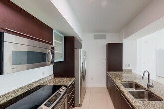 951 Brickell Ave, Unit 810 in Miami, FL - Building Photo - Building Photo
