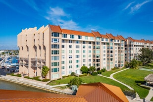 Edgewater Arms in Dunedin, FL - Building Photo