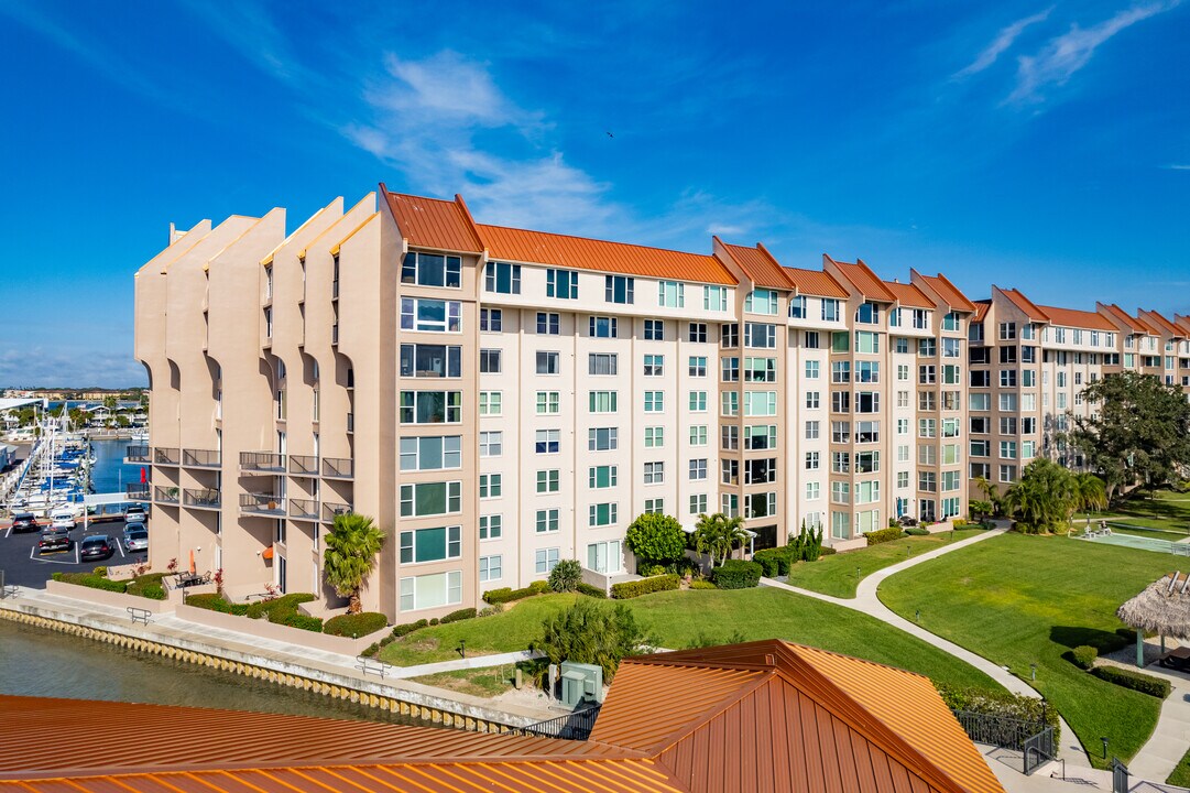 Edgewater Arms in Dunedin, FL - Foto de edificio