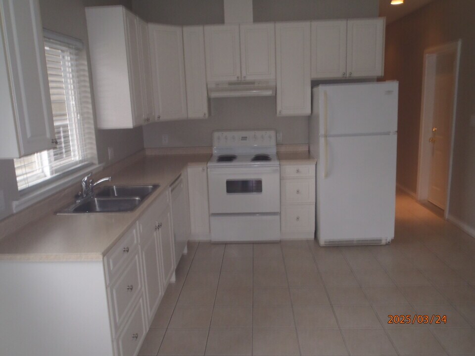 348 16th St W in North Vancouver, BC - Building Photo