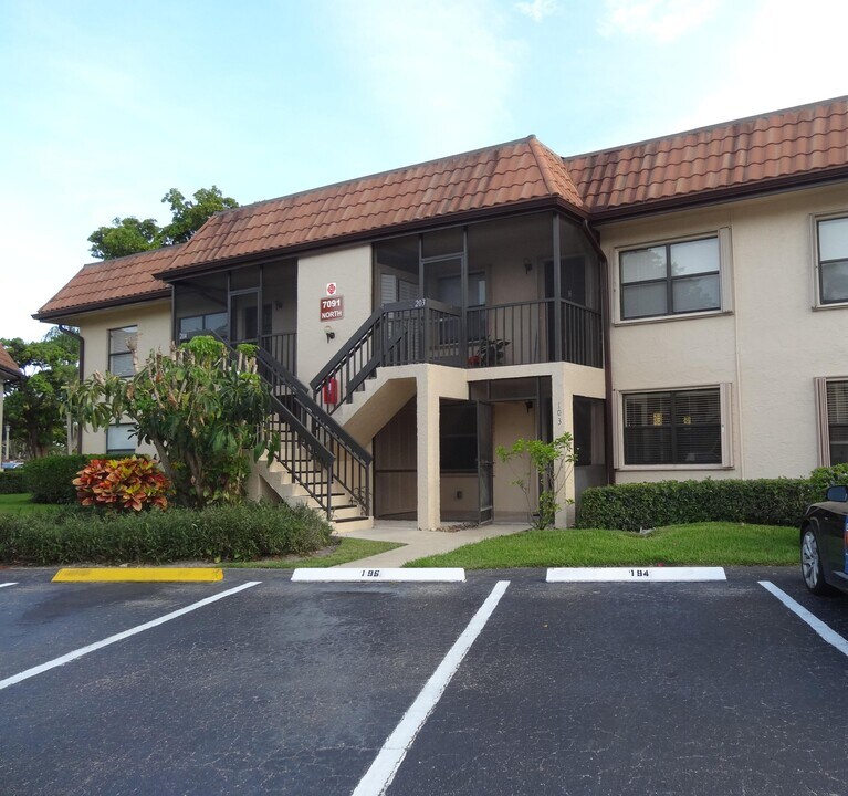 7091 Golf Colony Ct in Greenacres, FL - Building Photo