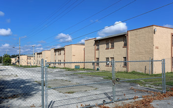 Lakeside Village Apartments in Orlando, FL - Building Photo - Building Photo