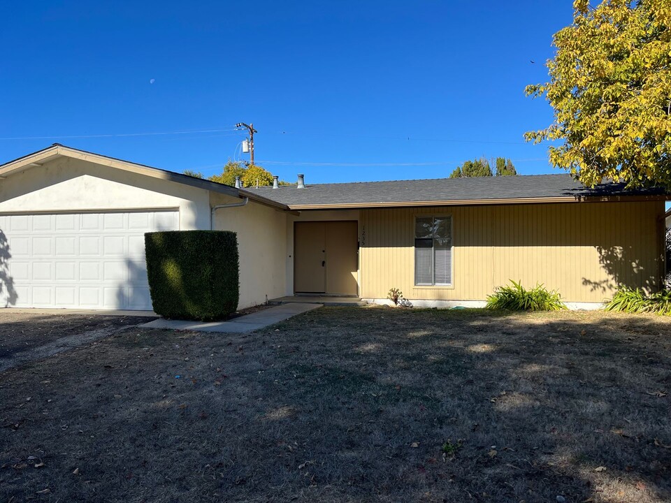 1235 W Newport St in San Luis Obispo, CA - Foto de edificio