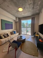 72 NW 25th St, Unit 250 in Miami, FL - Foto de edificio - Building Photo