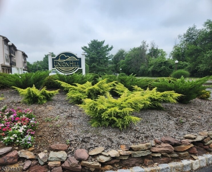 43 Sam Bonnell Dr in Clinton, NJ - Building Photo