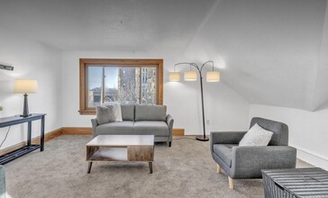 2927 N 52nd St, Unit #A in Milwaukee, WI - Foto de edificio - Building Photo