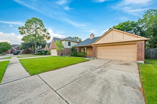 18178 Holly Green Dr in Houston, TX - Building Photo - Building Photo