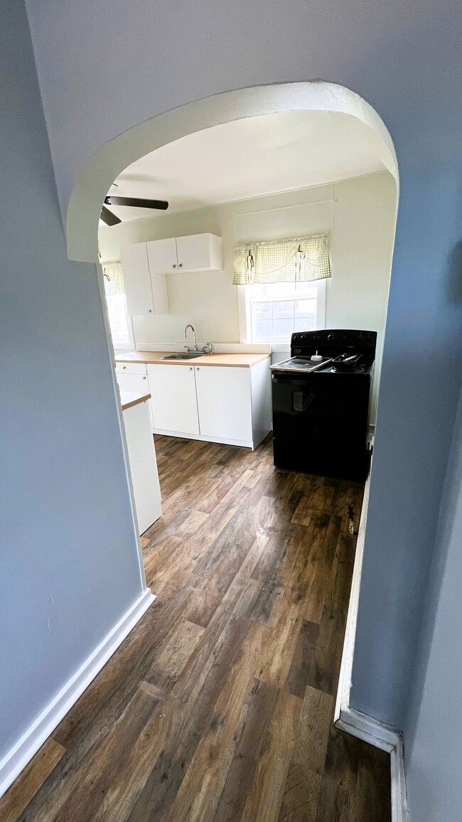 414 Erie Ave, Unit Apt 2 in Aliquippa, PA - Building Photo - Building Photo