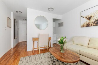 328 W 11th St in New York, NY - Building Photo - Building Photo