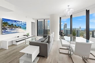 45 SW 9th St in Miami, FL - Building Photo - Building Photo