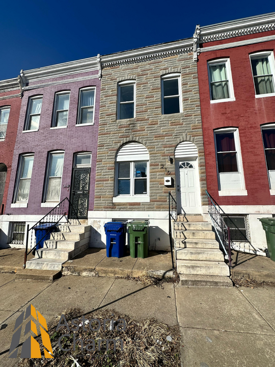 2108 Hollins St in Baltimore, MD - Foto de edificio