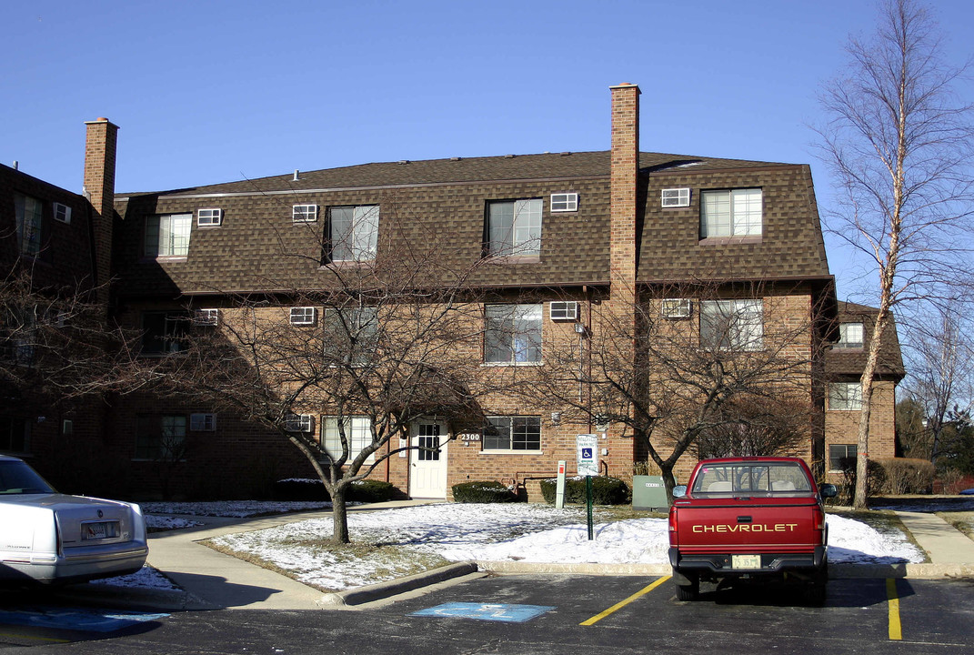 2300 Century Point Ln in Glendale Heights, IL - Building Photo