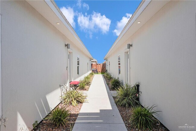 15 S Dahlia St in Pharr, TX - Building Photo - Building Photo